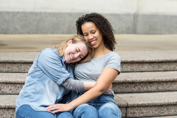 Glücklich Lesbisch Pärchen Sitzen Zusammen — Stockfoto