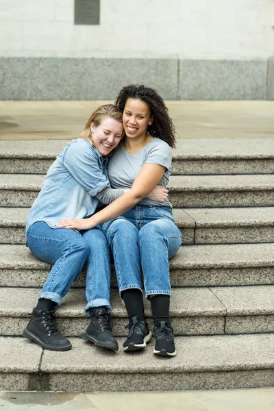 Feliz Pareja Lesbiana Sentada Juntas — Foto de Stock