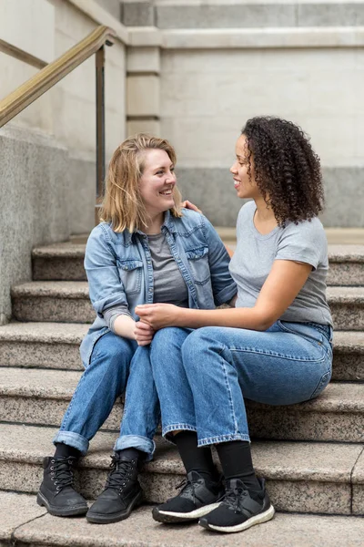 Pareja Lesbiana Tímida Sentada Juntos Hablando — Foto de Stock