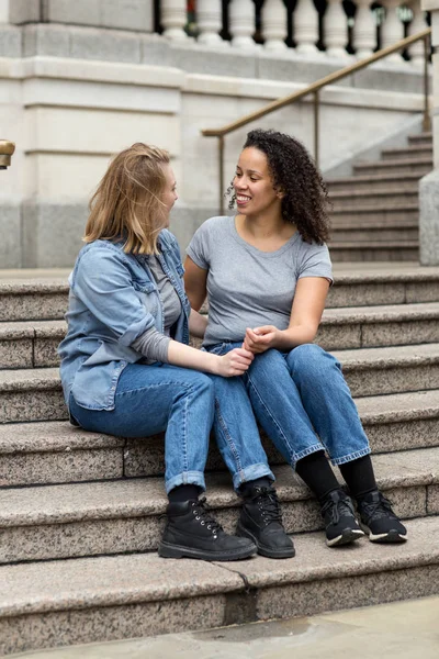 Feliz Pareja Lesbianas Sentadas Juntas Hablando — Foto de Stock