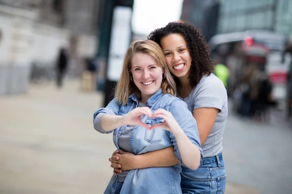 Lesbisches Paar Zeigt Ein Symbol Herzform Mit Den Händen — Stockfoto