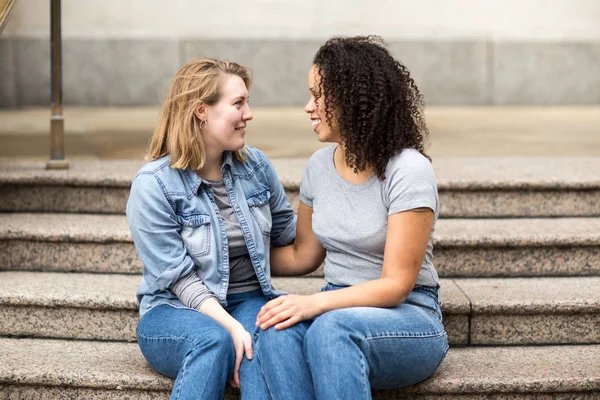 Feliz Pareja Lesbiana Sentada Juntas — Foto de Stock