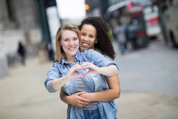 Lesbisches Paar Zeigt Ein Symbol Herzform Mit Den Händen — Stockfoto