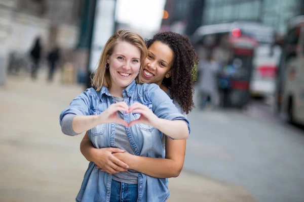 Coppia Lesbica Che Mostra Simbolo Forma Cuore Con Mani — Foto Stock