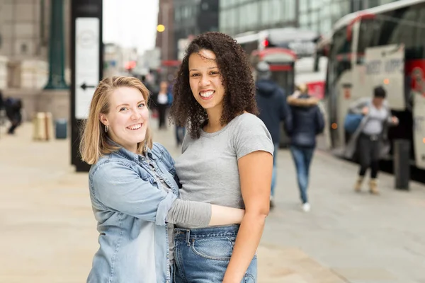 Pareja Lesbiana Feliz Posponiendo Para Una Foto — Foto de Stock