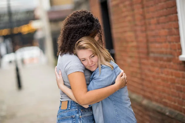 Pareja Lesbiana Abrazándose Mutuamente — Foto de Stock