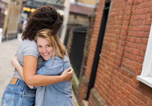 Pareja Lesbiana Abrazándose Mutuamente — Foto de Stock