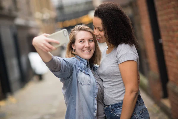 Szczęśliwa Para Robi Sobie Selfie — Zdjęcie stockowe