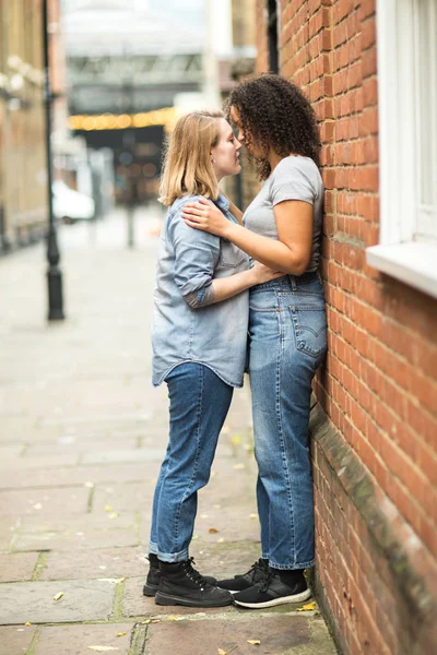 Couple Lesbiennes Embrasse Dans Rue — Photo