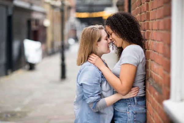 Parejas Lesbianas Besando Calle — Foto de Stock