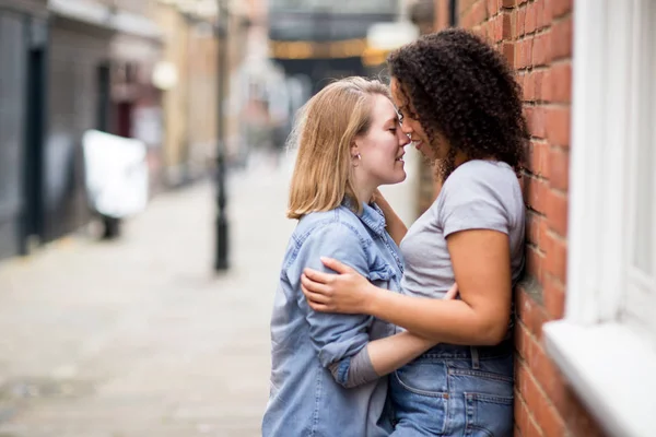 Lesbiche Coppia Baci Strada — Foto Stock