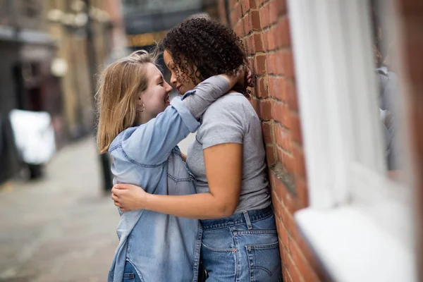 Parejas Lesbianas Besando Calle — Foto de Stock