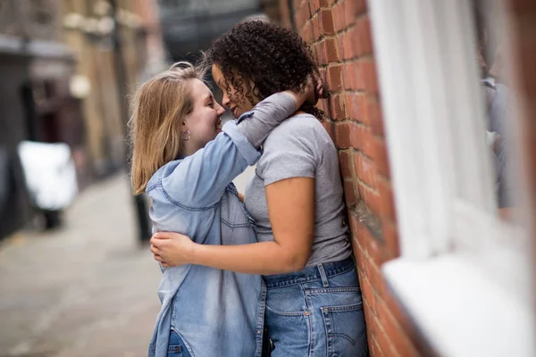 Lesbiche Coppia Baci Strada — Foto Stock