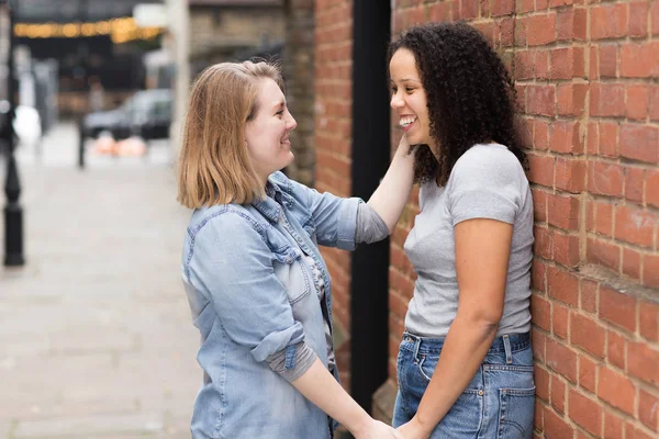 Feliz Pareja Lesbiana Charlando Calle — Foto de Stock