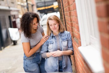 Lezbiyen kadın üzgün kız arkadaşını neşelendiriyor.