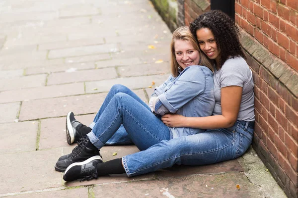 Pareja Lesbiana Sentada Calle — Foto de Stock