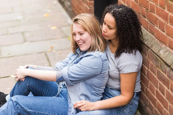 Lesbisches Paar Sitzt Zusammen Auf Der Straße — Stockfoto