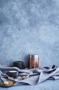 Kahverengi ve beyaz pirinç kase gri fon