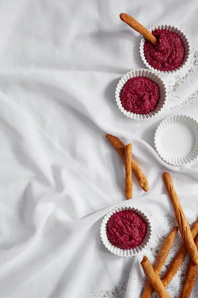 Hummus Remolacha Con Palitos Pan Tela Blanca — Foto de Stock