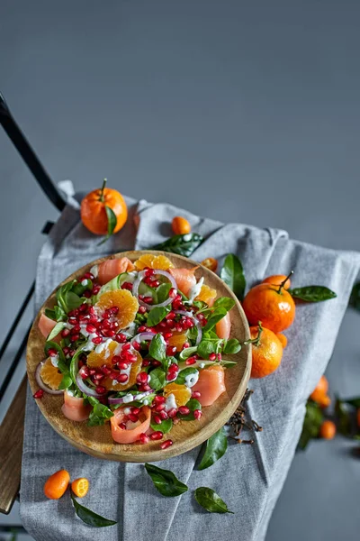 Gri zemin üzerine mandalina ile Somon salata