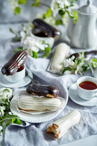 Fehér Barna Eclairs Tea — Stock Fotó