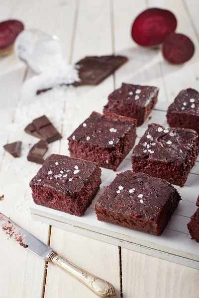 Yan, daha uzun bir bıçak bir beyaz ahşap arka plan üzerinde kırmızı pancar kek