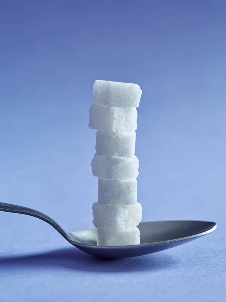 Cubos Azúcar Una Pila Cuchara Sobre Fondo Azul Con Primer — Foto de Stock
