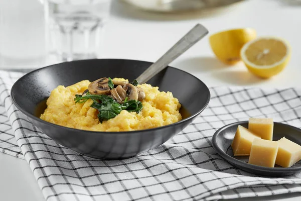 Polenta Con Setas Espinacas Tazón Negro Imágenes de stock libres de derechos