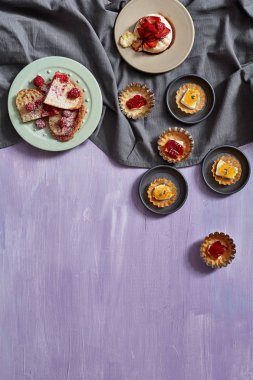 Çilek ve reçel gri kumaş üzerinde ızgara brie peyniri