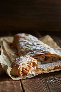 Pişmiş elma tarçın Pasta krema şeker ile puf böreği dused içinde