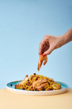 Karides ve pomogranate inci kuskus salatası