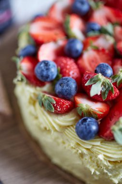 Yan bir buzlu fıstıklı pasta