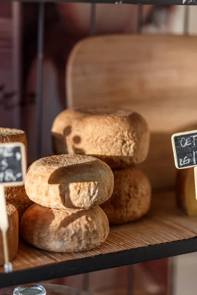 Peynir Kesme Tahtası Üzerinde Seçim — Stok fotoğraf