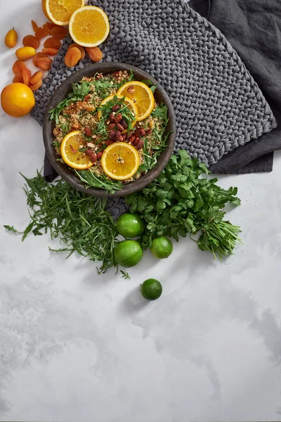 Roka Taş Masa üzerinde limoni kuskus salatası