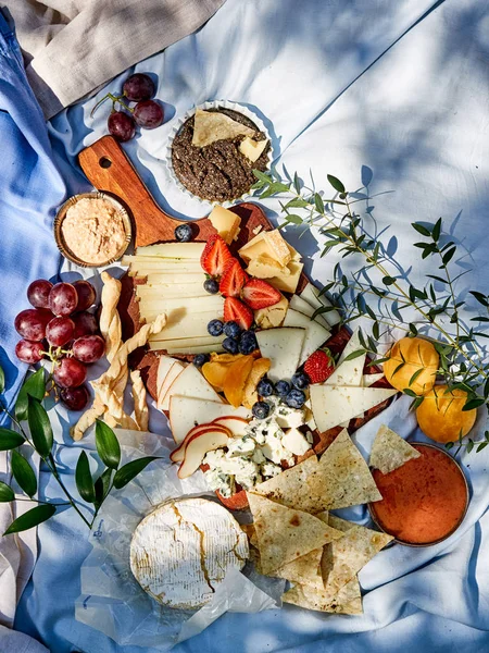 Peynir Tabağı Fruts Üzerinde Piknik Battaniye Ile — Stok fotoğraf