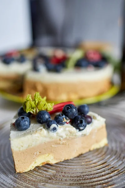 Cerrar Cortar Pastel Avacado Crudo Con Pastel Fondo — Foto de Stock