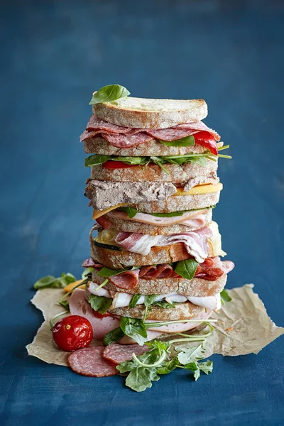 Etler yelpazesi ile Sandwitch towerr.