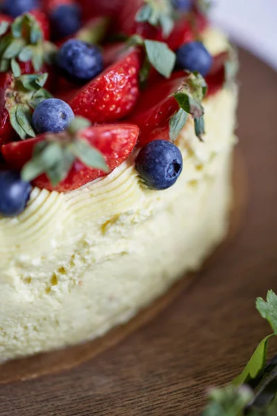 Side Frosted Pistachio Layer Cake — Stock Photo, Image