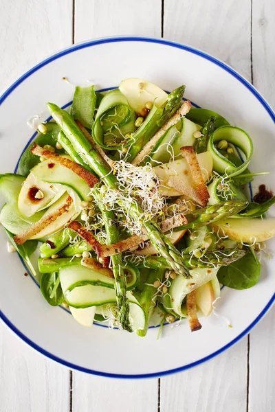 Salada Vegetal Primavera Uma Superfície Madeira Fotografia De Stock