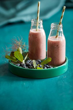 Payet bir kavanoza Blueberry smoothie
