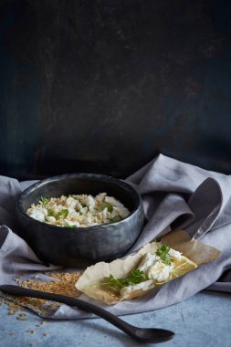 Balık bir seramik siyah boowl ve kaşık pirinç yemek