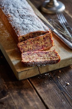 Poundcake ile krema şeker ahşap tahta üzerinde tozunu