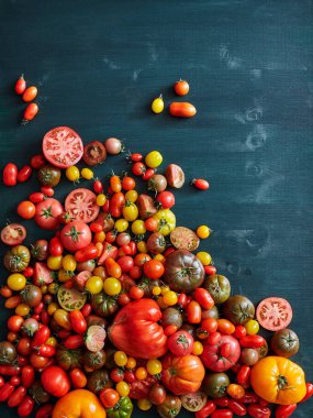 Domates bir ahşap yüzeyde yelpazesi