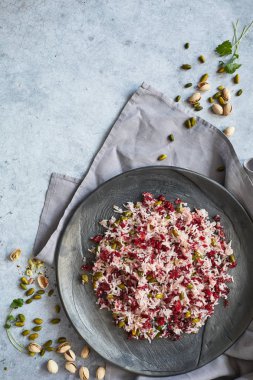 Kuru cranberries ve fıstık bir ahşap plaka ile pirinç yemek