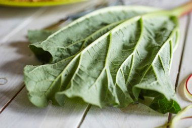 Ravent yaprak ahşap bir masa üzerinde; yakın çekim