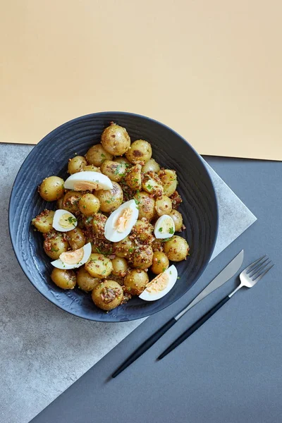 Gekookte Poatoes Met Eieren Een Geometrische Vorm Achtergrond — Stockfoto