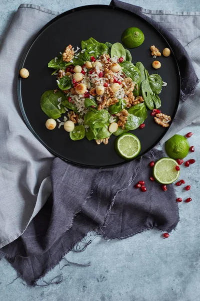 Plato Arroz Con Espinacas Nueces Plato Negro —  Fotos de Stock