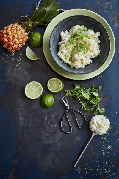 Piatto Riso Con Lime Ananas Una Superficie Scura — Foto Stock