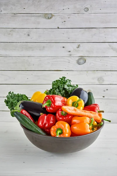 Selección Verduras Tazón Cerámica Sobre Fondo Madera — Foto de Stock