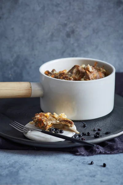 Plato Arroz Con Costillas Cordero Una Olla Blanca —  Fotos de Stock